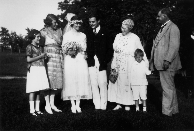 Ernest_Hemingway_1921_wedding_day